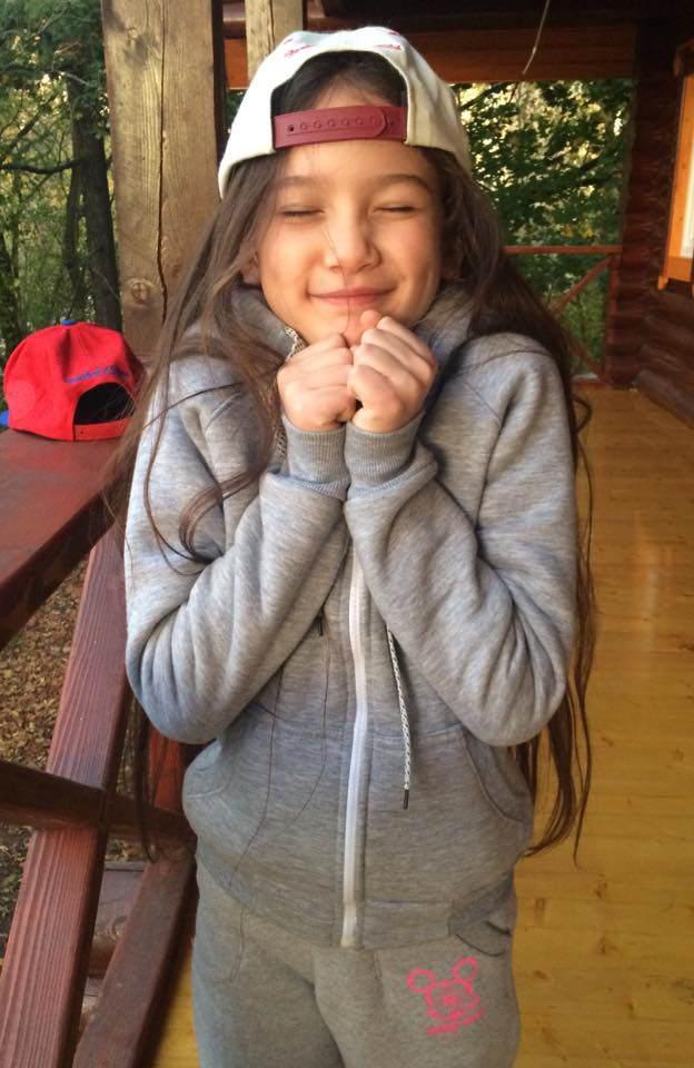 Em gái lai Tây của Đặng Văn Lâm cực xinh, 15 tuổi cao gần 1m8-6