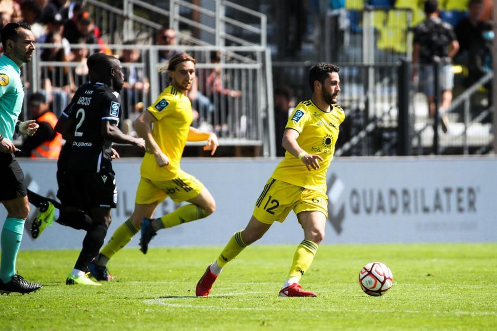 6 tiền vệ cạnh tranh với Quang Hải tại Pau-4