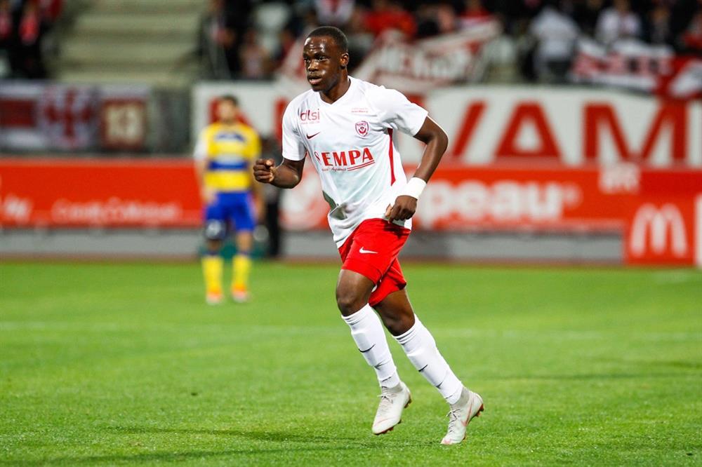 6 tiền vệ cạnh tranh với Quang Hải tại Pau-5