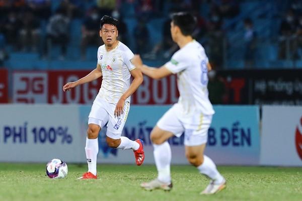 Vợ hot girl sinh con cho trung vệ nổi tiếng đội tuyển Việt Nam-4