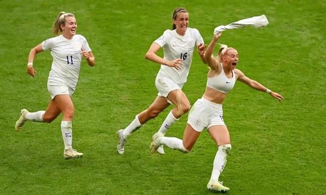 Chiếc áo ngực đắt hàng sau màn ăn mừng của nữ cầu thủ Anh-1