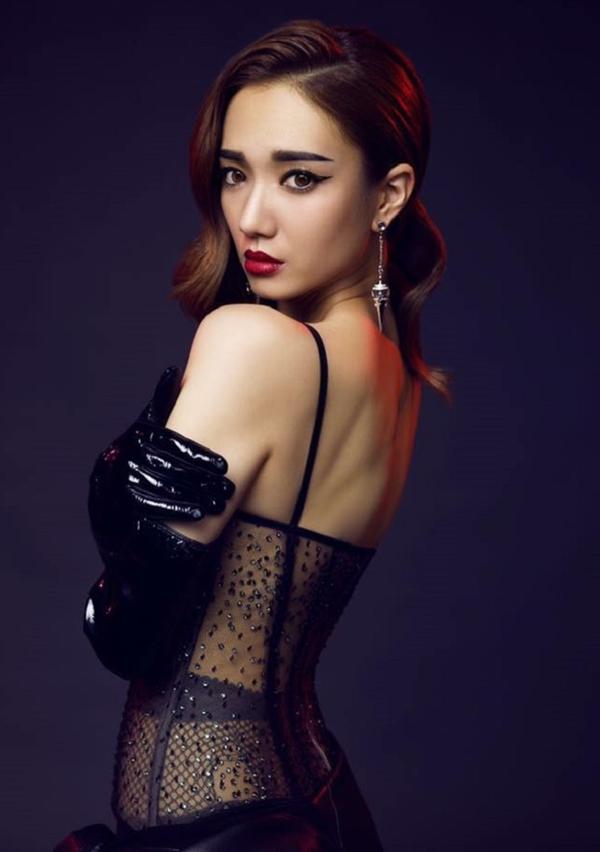 Ít ai biết Vương Quân Hinh từng có giai đoạn trầm cảm, ăn uống mất kiểm soát nên tăng cân không phanh. May mắn cô đã vượt qua căn bệnh kia, cân bằng lại cuộc sống và giảm cân thành công.