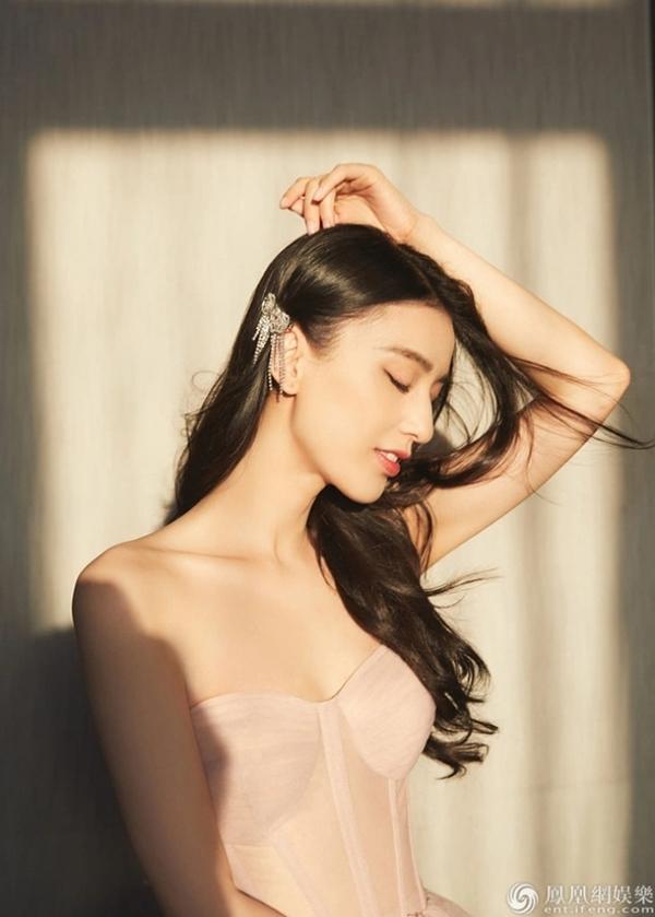 Sau khi lấy chồng, Huỳnh Thánh Y dành nhiều thời gian cho gia đình, cô hạn chế đóng phim và ít khi xuất hiện trước truyền thông.