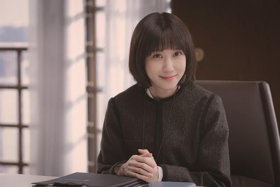 'Luật sư kỳ lạ' Park Eun Bin bị fan cuồng kéo áo đòi nhìn thật gần
