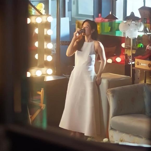 Son Ye Jin lộ rõ bụng bầu đã vào tháng giữa thai kỳ-1