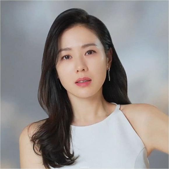 Son Ye Jin lộ rõ bụng bầu đã vào tháng giữa thai kỳ-3