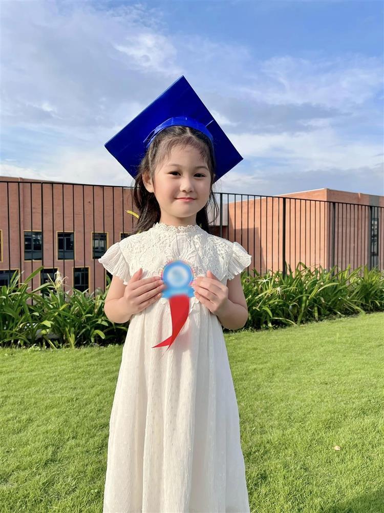 Chồng Đoàn Di Băng dát hàng hiệu cho ái nữ vừa tốt nghiệp mẫu giáo-1