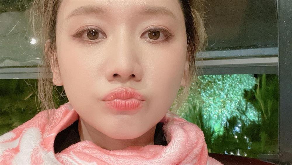 Hari Won zoom cận miệng cười méo xệch trước nghi án giả bệnh-5