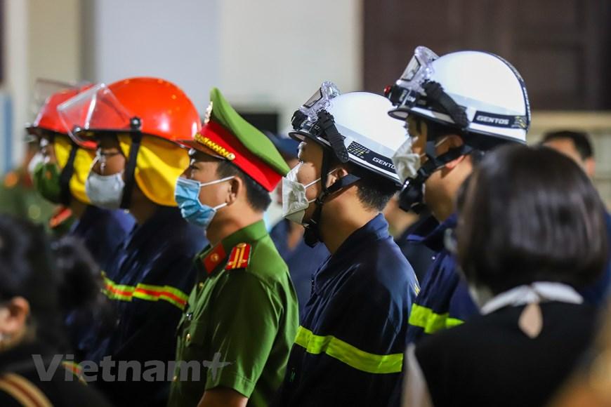 Công an Hà Nội cho biết thêm, lúc 17h cùng ngày lực lượng chức năng sẽ dẫn đoàn di quan từ Nhà tang lễ quốc gia đi Đài hóa thân Hoàn Vũ (Văn Điển, Thanh Trì, Hà Nội) theo tuyến đường: Nhà tang lễ quốc gia - Trần Thánh Tông - Lê Thánh Tông - Lý Thường Kiệt - Lê Duẩn - Giải Phóng - Ngọc Hồi - Phan Trọng Tuệ - vào Nghĩa trang Văn Điển.