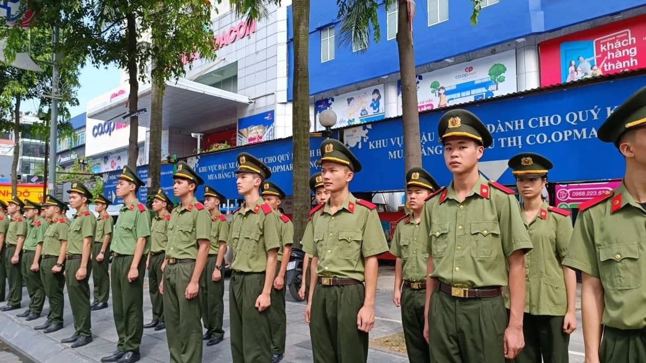 Hình ảnh các học viên đứng bên đường nghiêm trang tiễn biệt người chiến sĩ anh dũng đã chạm đến trái tim của nhiều người.