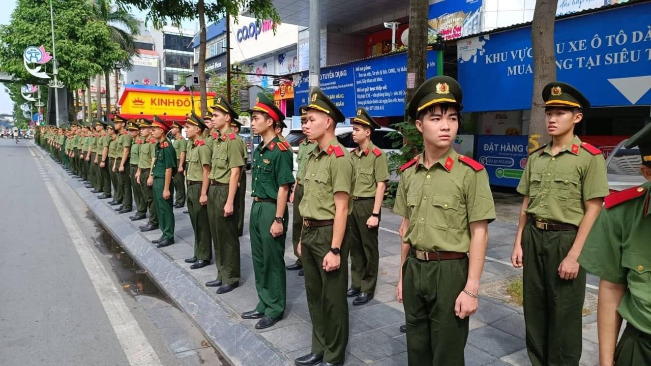 Ngay từ sớm, hàng trăm chiến sỹ, học viên HV An ninh Nhân dân đứng bên đường Nguyễn Trãi (Thanh Xuân) tiễn biệt chiến sỹ PCCC hy sinh khi làm nhiệm vụ về với đất mẹ khiến nhiều người tiếc thương rơi lệ.