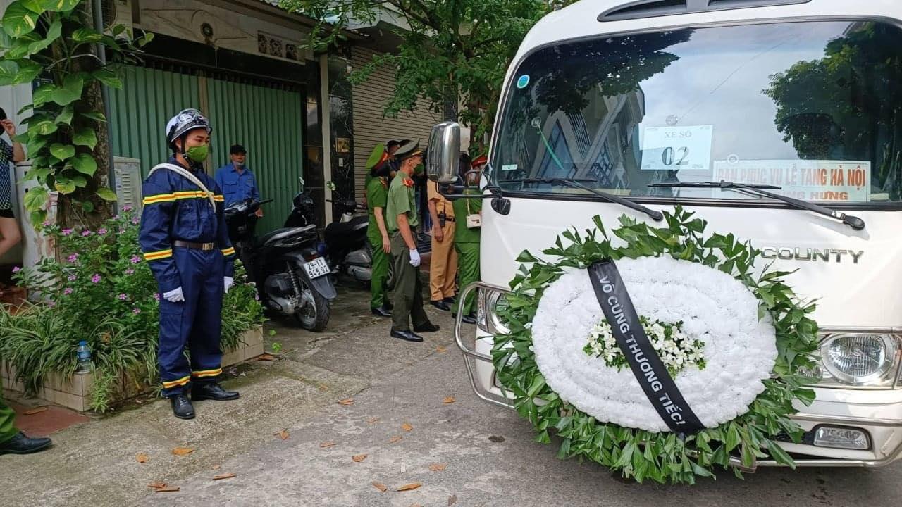 Đó không chỉ là lời chào từ biệt mà còn như một lời hứa hẹn, sẽ tiếp bước các anh thực hiện tiếp sứ mệnh bảo vệ cuộc sống bình yên cho người dân và đất nước.