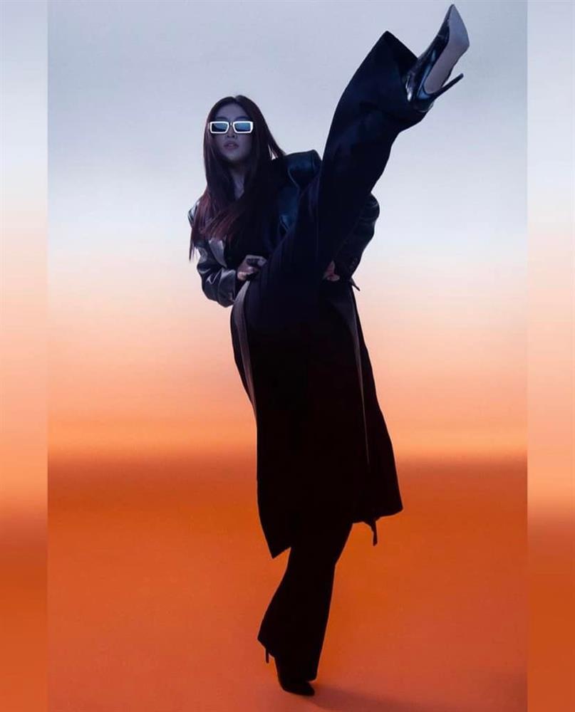 Sao Việt đá chân chụp hình: Hà Hồ vô địch, Ngọc Trinh âm điểm-4