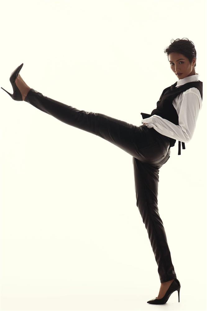 Sao Việt đá chân chụp hình: Hà Hồ vô địch, Ngọc Trinh âm điểm-6