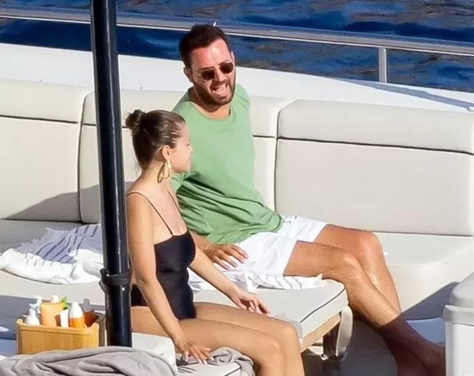 Selena Gomez diện áo tắm lộ mỡ bụng 3 múi nằm ngang-3