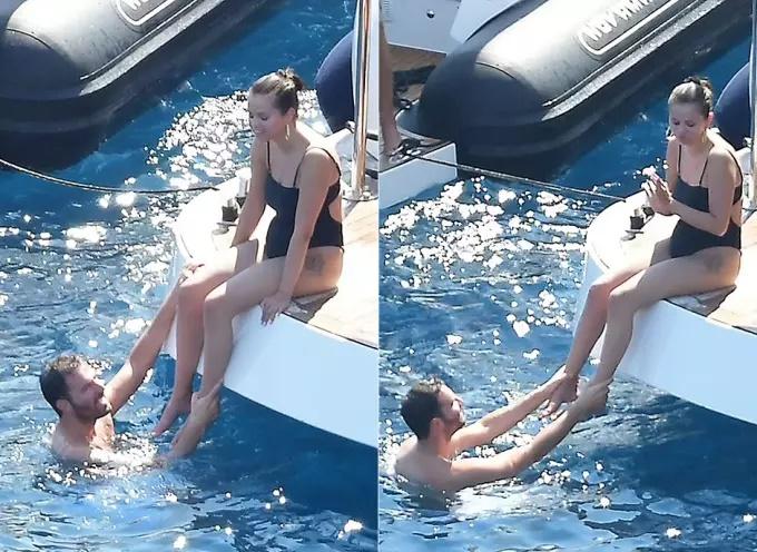 Selena Gomez diện áo tắm lộ mỡ bụng 3 múi nằm ngang-5