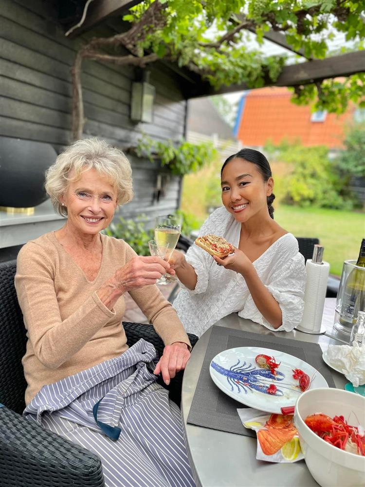 Mẹ chồng Đoan Trang như minh tinh, mối quan hệ với dâu Việt ra sao?-4