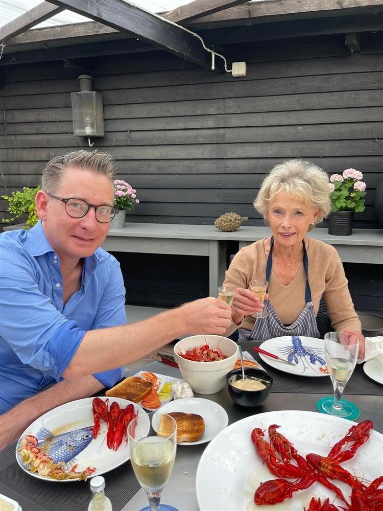 Mẹ chồng Đoan Trang như minh tinh, mối quan hệ với dâu Việt ra sao?-5