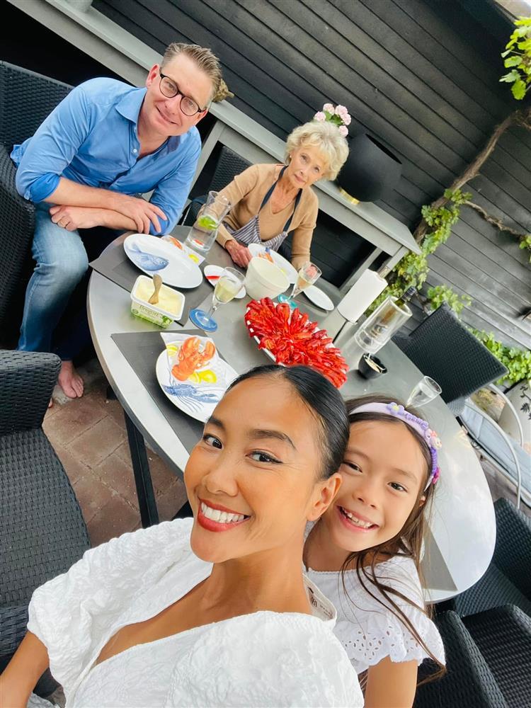 Mẹ chồng Đoan Trang như minh tinh, mối quan hệ với dâu Việt ra sao?-6