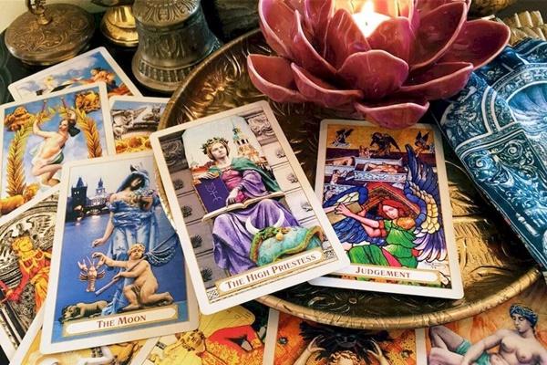 Bói bài Tarot hàng ngày - thứ Ba 9/8/2022: Tự thương lấy mình-1
