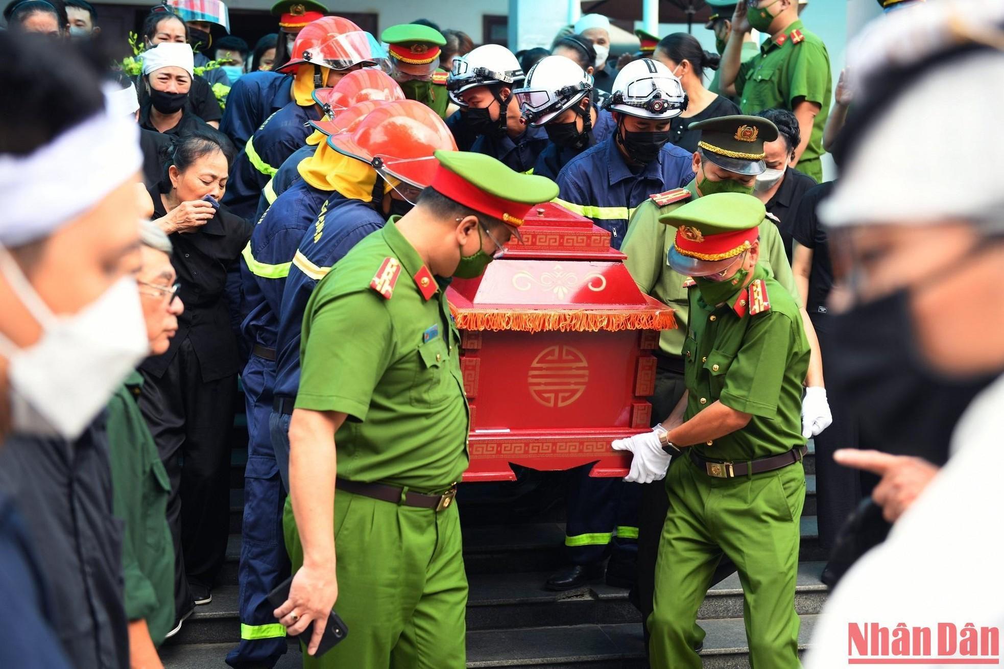 Những người đồng đội từng kề vai sát cánh, thực hiện nhiều nhiệm vụ với 3 chiến sĩ Quân - Việt - Phúc vẫn tiếp tục kề sát vai, cùng nâng thi hài đưa các Liệt sĩ trở về nhà