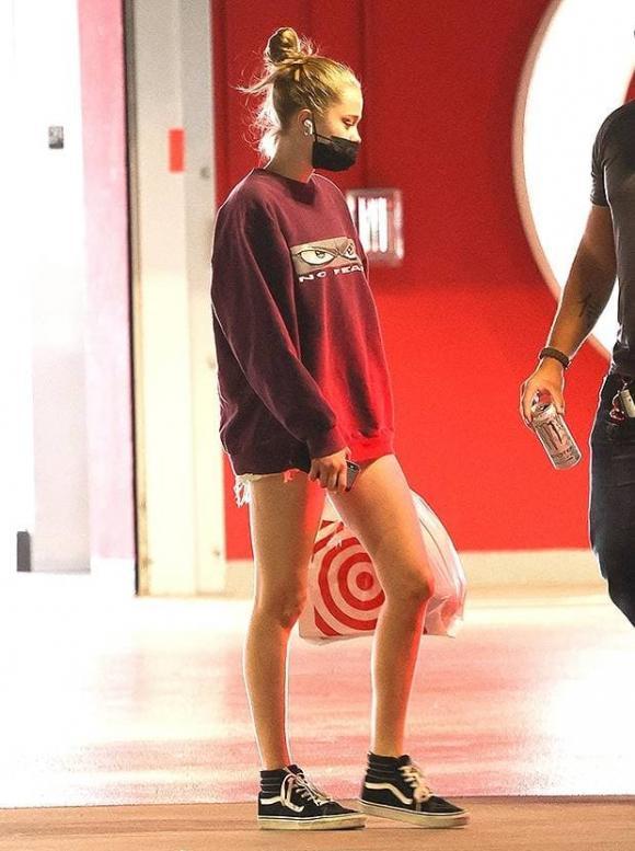 Con gái từng định chuyển giới của Angelina Jolie diện mốt giấu quần-2