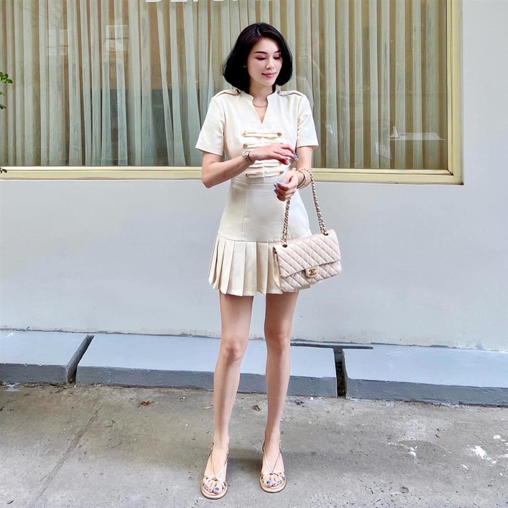 Linh Rin khoe mình hạc xương mai với loạt đầm sexy chừng mực-1