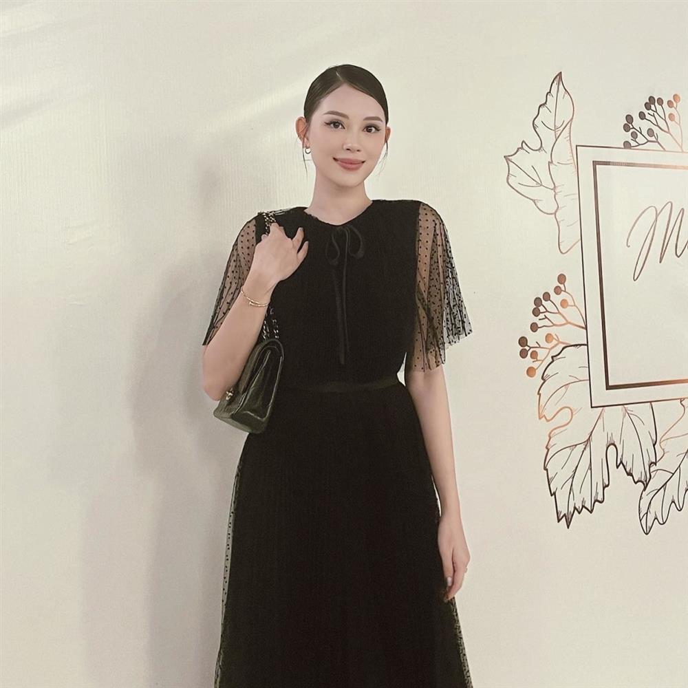 Linh Rin khoe mình hạc xương mai với loạt đầm sexy chừng mực-3