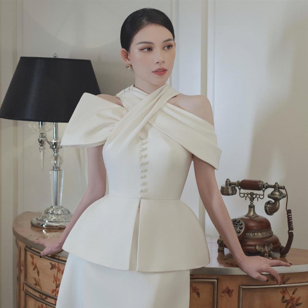 Linh Rin khoe mình hạc xương mai với loạt đầm sexy chừng mực-4