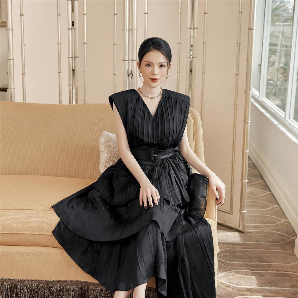 Linh Rin khoe mình hạc xương mai với loạt đầm sexy chừng mực-5