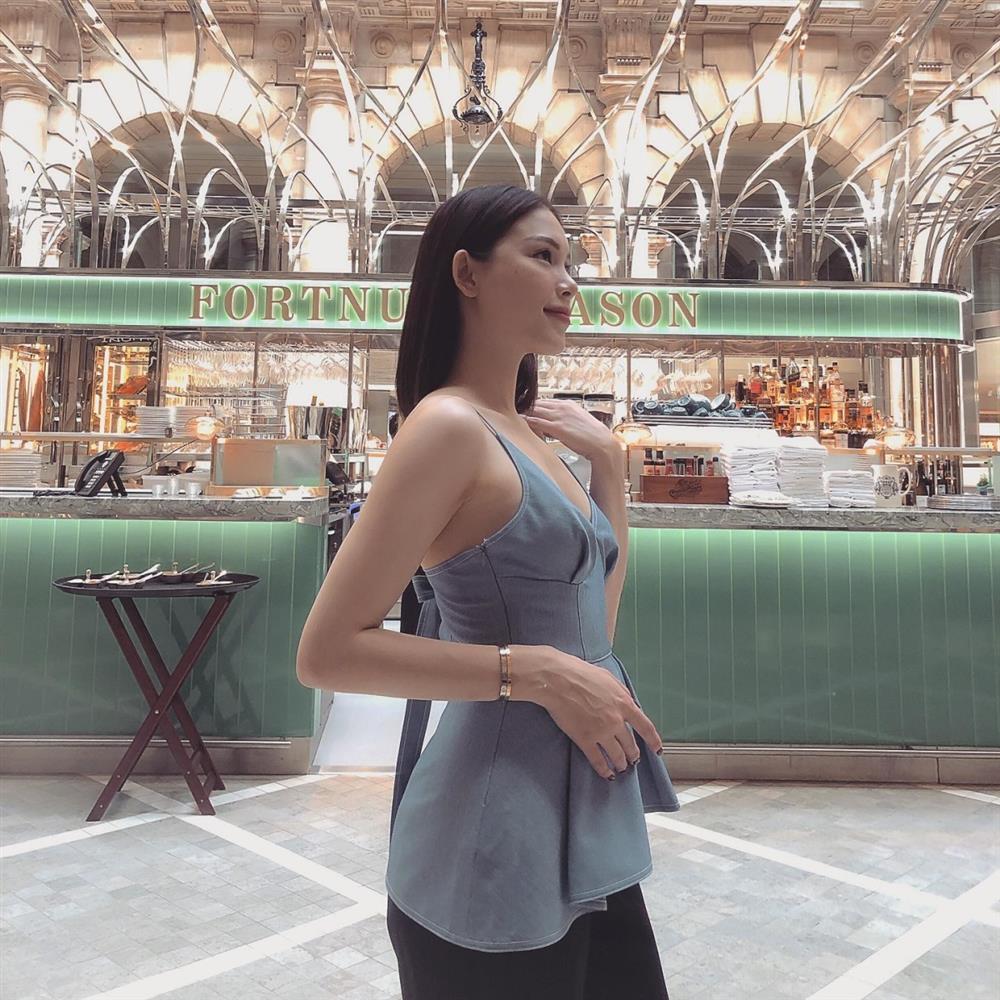 Linh Rin khoe mình hạc xương mai với loạt đầm sexy chừng mực-10