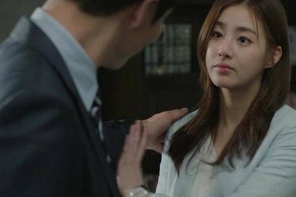 Người đàn ông vừa lái xe, vừa chăm vợ bị liệt-1