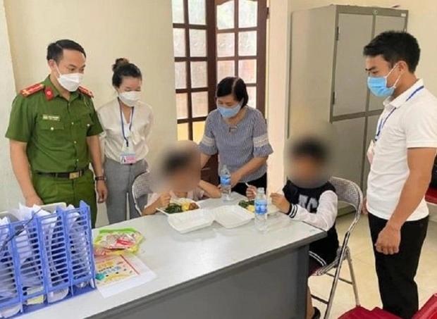 Nguyên nhân vụ bé gái bị bố lột quần áo, trói tay treo trên trần nhà-2