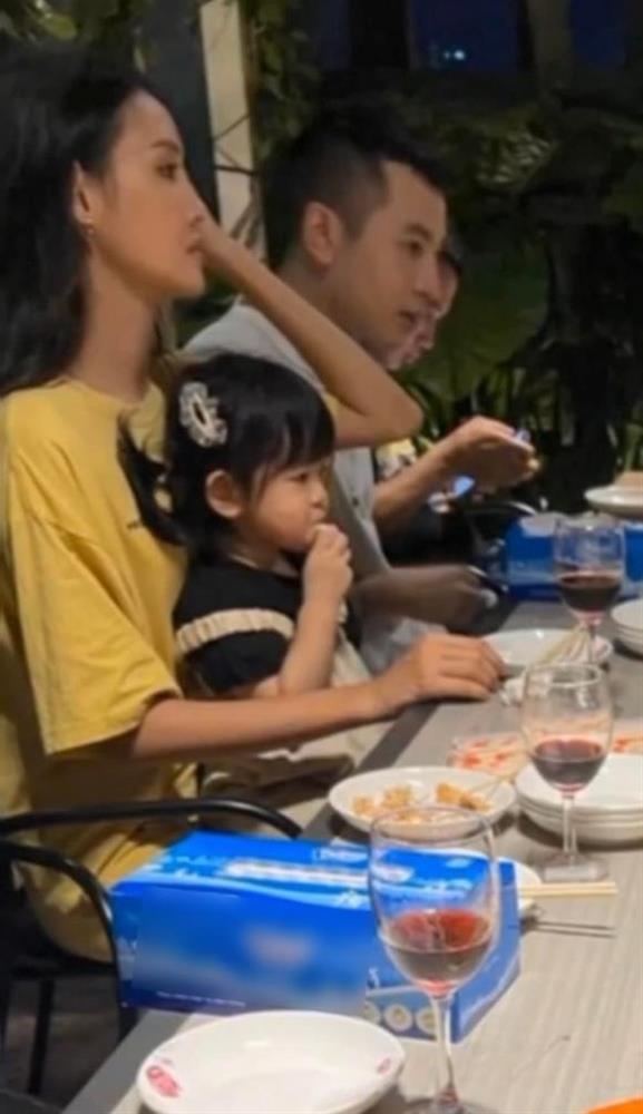 Trương Mỹ Nhân và Phí Ngọc Hưng đưa con gái đầu lòng dự tiệc-3