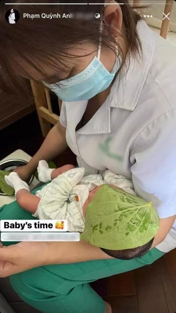 Phạm Quỳnh Anh đi làm sau 3 tuần sinh nở, sắc vóc ra sao?-13