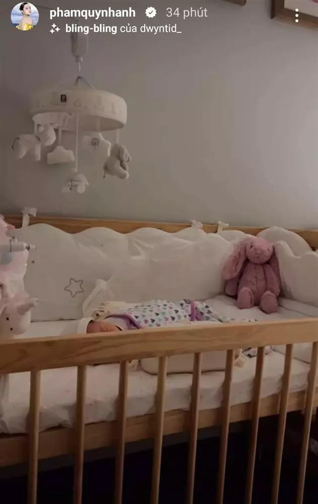 Phạm Quỳnh Anh đi làm sau 3 tuần sinh nở, sắc vóc ra sao?-11