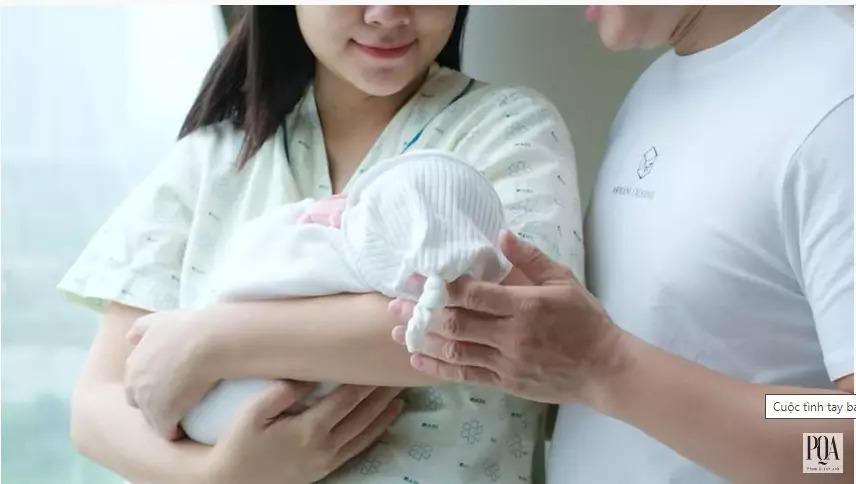 Phạm Quỳnh Anh đi làm sau 3 tuần sinh nở, sắc vóc ra sao?-10