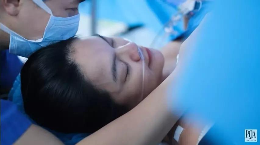 Phạm Quỳnh Anh đi làm sau 3 tuần sinh nở, sắc vóc ra sao?-8