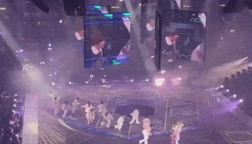 Cách hành xử của bạn gái với vũ công bị màn hình rơi liệt người-1