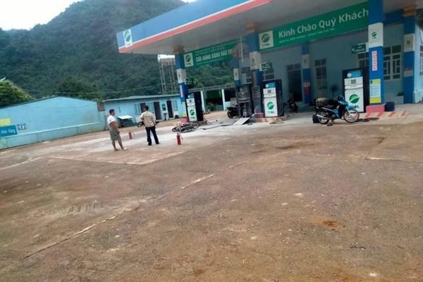 Trụ bơm xăng bất ngờ phát hỏa, nuốt cả khách hàng-1