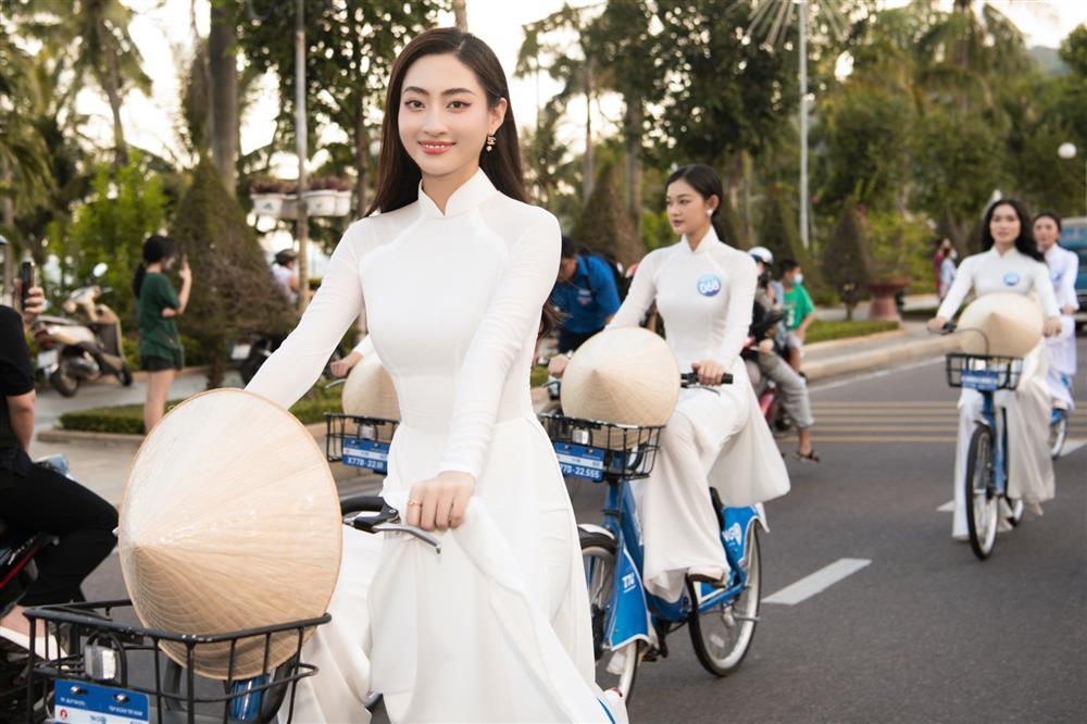 Nam Em và á hậu Kiều Loan mặc áo dài đua xe đạp-2