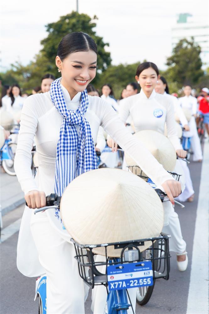 Nam Em và á hậu Kiều Loan mặc áo dài đua xe đạp-3
