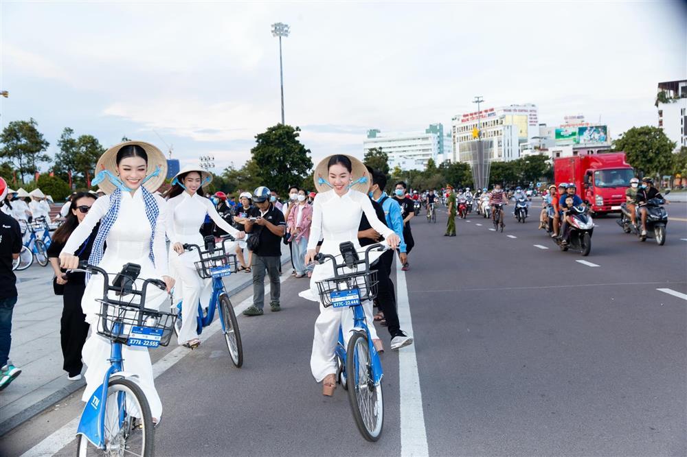 Nam Em và á hậu Kiều Loan mặc áo dài đua xe đạp-4