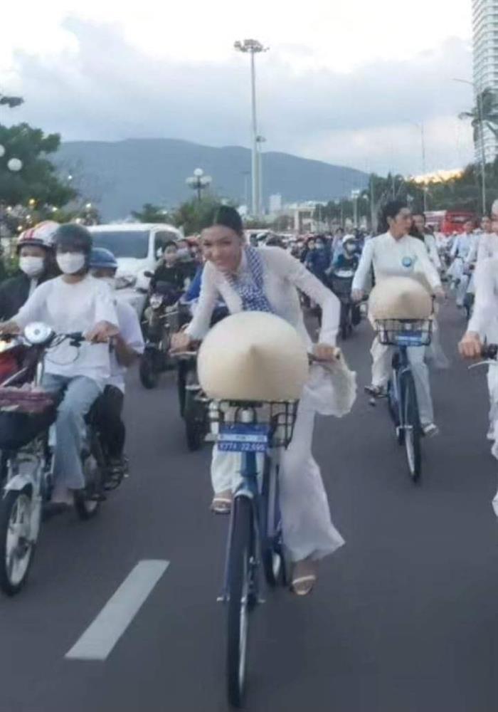 Nam Em và á hậu Kiều Loan mặc áo dài đua xe đạp-6