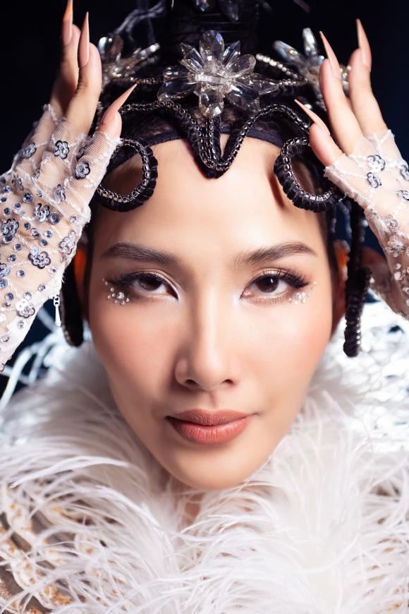 Phản ứng Hoàng Thùy khi anti-fan nói bị công ty ở London đuổi-1