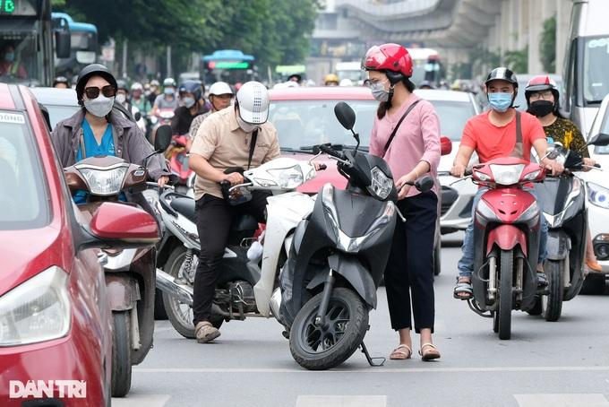 Thí điểm phân làn đường Nguyễn Trãi: Nhiều xe đâm dải phân cách-10