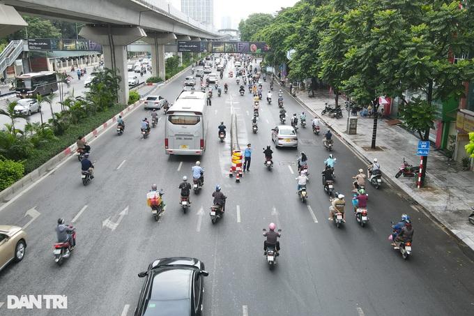 Thí điểm phân làn đường Nguyễn Trãi: Nhiều xe đâm dải phân cách-2