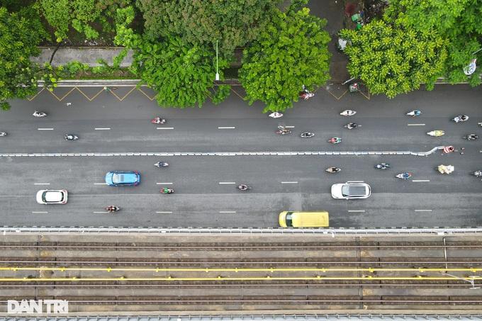 Thí điểm phân làn đường Nguyễn Trãi: Nhiều xe đâm dải phân cách-3