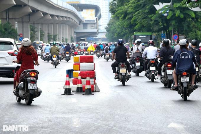 Thí điểm phân làn đường Nguyễn Trãi: Nhiều xe đâm dải phân cách-7
