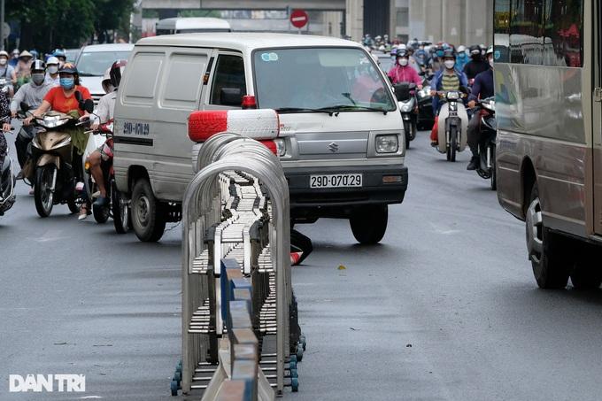 Thí điểm phân làn đường Nguyễn Trãi: Nhiều xe đâm dải phân cách-9